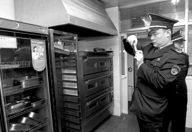 金汉斯西直门店已停业 遭检查时后厨仍趴蟑螂