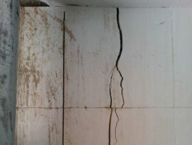 康桥首府楼体下沉开裂 水管漏水倒灌电梯井