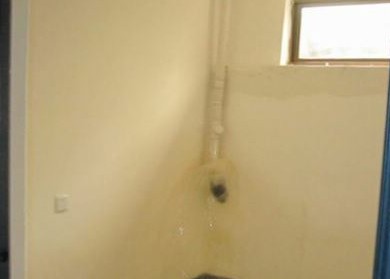 康桥首府楼体下沉开裂 水管漏水倒灌电梯井