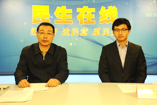 青岛市民政局局长姜军建(左一)与网民在线交流 (摄影 张力伟) 青岛市民政局局长姜军建(左一)与网民在线交流 (摄影 张力伟)