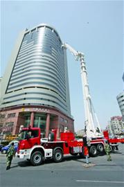 高层起火90米高消防车难施展 消防:自救最好