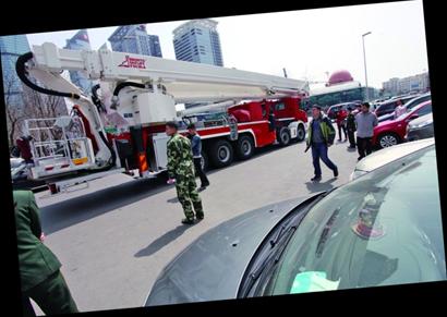 高层起火90米高消防车难施展 消防:自救最好