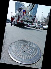 高层起火90米高消防车难施展 消防:自救最好