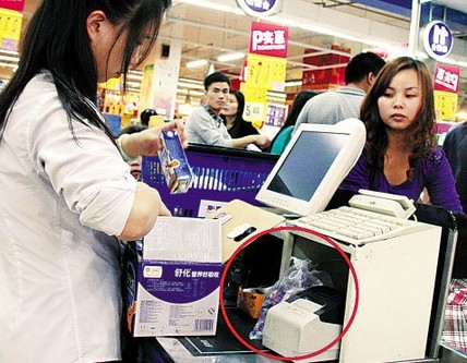 超市零钞紧缺用糖找零 黑中介兑万元收3%费用