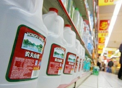 农夫山泉标准门折射瓶装水混乱 急需权威声音