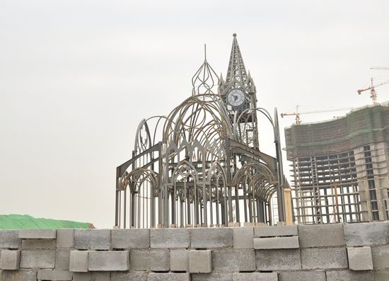 宏伟钢结构钟楼完工 成西海岸新地标