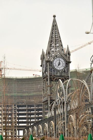 宏伟钢结构钟楼完工 成西海岸新地标