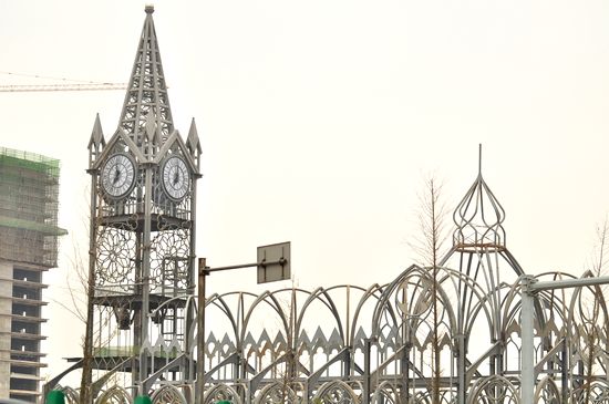 宏伟钢结构钟楼完工 成西海岸新地标