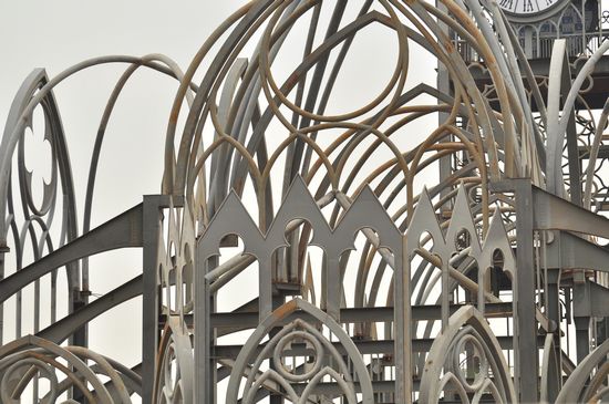 宏伟钢结构钟楼完工 成西海岸新地标