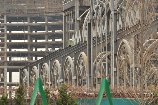 宏伟钢结构钟楼完工 成西海岸新地标