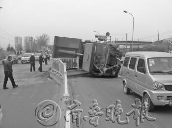 事故现场,拉沙大货车侧翻