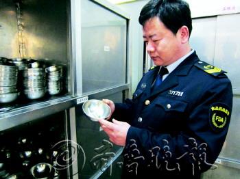 洗过碗里居然有面条渣 学校食堂卫生不过关(图)