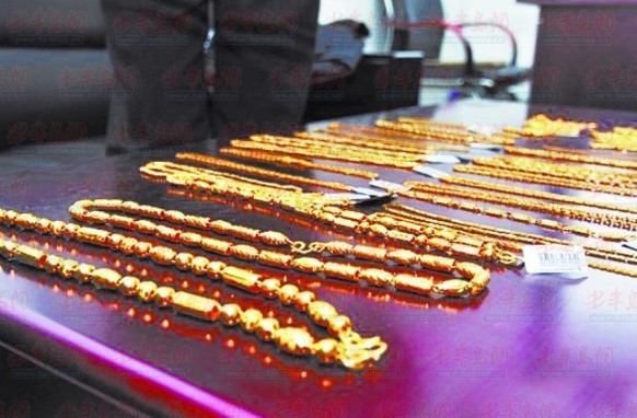 抢劫的赃物。 抢劫的赃物。