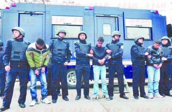 2011年11月20日,案发48小时后三名嫌犯全部落网。 2011年11月20日,案发48小时后三名嫌犯全部落网。