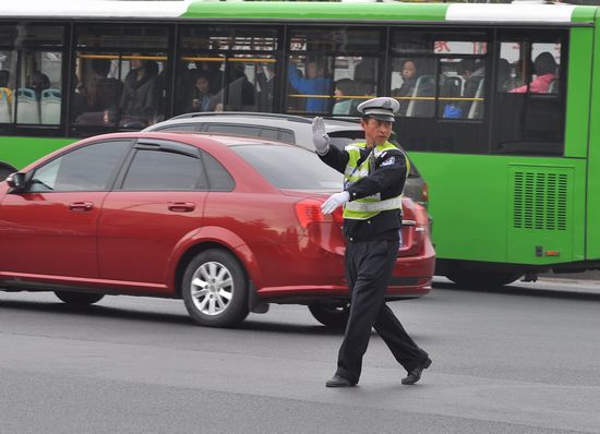 酷帅交警引来粉丝围观 萌警style就是他教的 酷帅交警引来粉丝围观 萌警style就是他教的