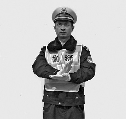 青岛交警10种新手势上岗(组图)