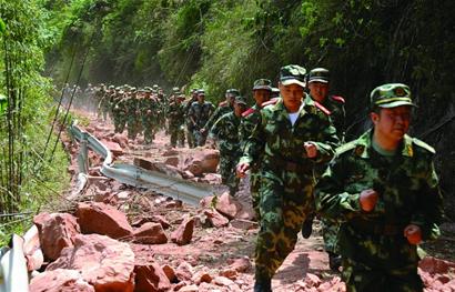 四川救援力量:空军航拍武警挺入 直升机出动 四川救援力量:空军航拍武警挺入 直升机出动