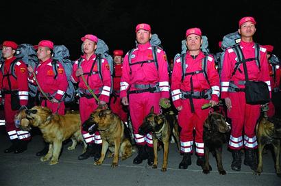 四川救援力量:空军航拍武警挺入 直升机出动 四川救援力量:空军航拍武警挺入 直升机出动