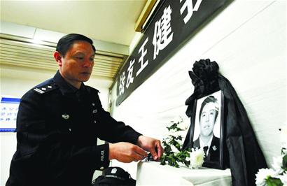 200条短信涌入英雄王健生前手机 战友同学痛哭 200条短信涌入英雄王健生前手机 战友同学痛哭