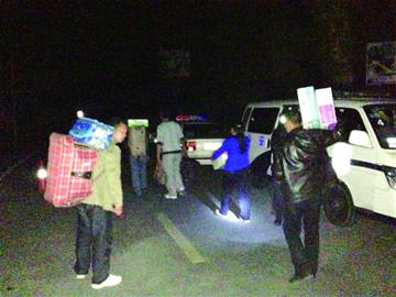 记者赴川手记二:民工冒死回家 灾民路边搭灶