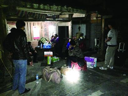 记者赴川手记二:民工冒死回家 灾民路边搭灶