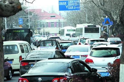 堵车闹心 公园排到家乐福 堵车闹心 公园排到家乐福