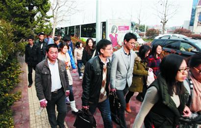 中山公园附近道路昨拥堵约6小时 开车没有步行快 中山公园附近道路昨拥堵约6小时 开车没有步行快