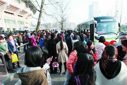 中山公园附近道路昨拥堵约6小时 开车没有步行快 中山公园附近道路昨拥堵约6小时 开车没有步行快