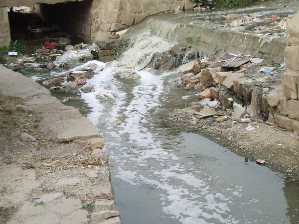 实拍史上最脏的河 你能相信这是青岛