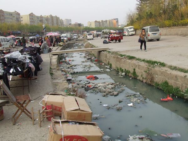 实拍史上最脏的河 你能相信这是青岛