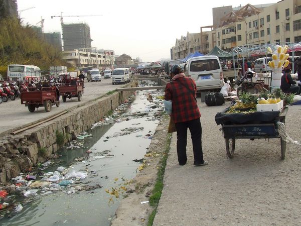 实拍史上最脏的河 你能相信这是青岛