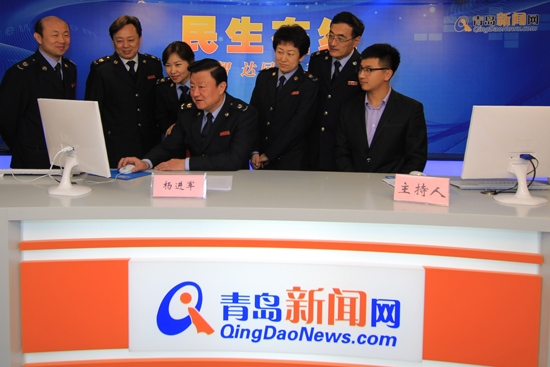 青岛市国家税务局副局长杨进军(左一)与网民在线交流 (摄影 陈志伟) 青岛市国家税务局副局长杨进军(左一)与网民在线交流 (摄影 陈志伟)