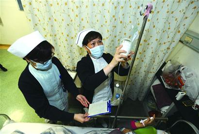 揭秘急救天使:自己身上练扎针 给病人抠大便