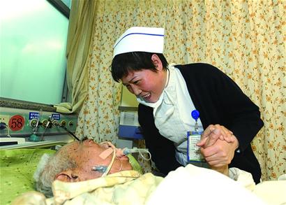 揭秘急救天使:自己身上练扎针 给病人抠大便