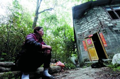 蓝天救援队走滑坡山路进村搭帐篷 食物分灾民