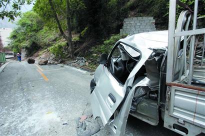 蓝天救援队走滑坡山路进村搭帐篷 食物分灾民