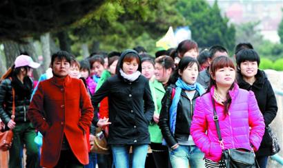 立夏将至 仍穿羽绒服