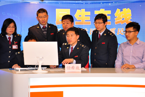 青岛市地税局副局长任希巍(左一)与网民在线交流 (摄影 王安) 青岛市地税局副局长任希巍(左一)与网民在线交流 (摄影 王安)
