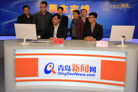 青岛市统计局局长李刚(左一)与网民在线交流 (摄影 陈志伟) 青岛市统计局局长李刚(左一)与网民在线交流 (摄影 陈志伟)