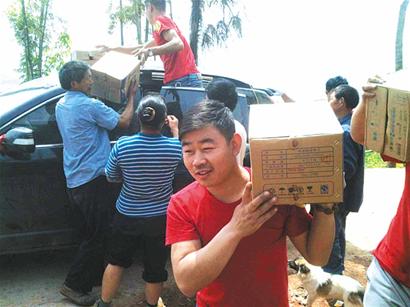 翻山越岭送物资进深山 运食品搭帐篷样样都干