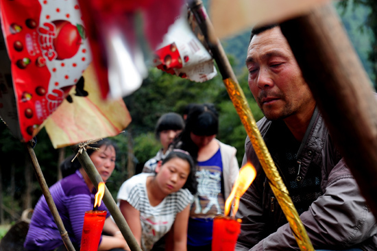 独家：实拍雅安地震头七 妈妈走好