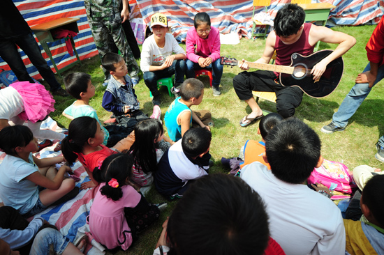 灾区帐篷小学今开学 孩子们渴望重回教室
