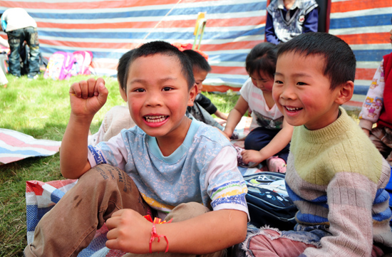 灾区帐篷小学今开学 孩子们渴望重回教室