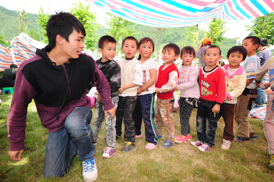 灾区帐篷小学今开学 孩子们渴望重回教室