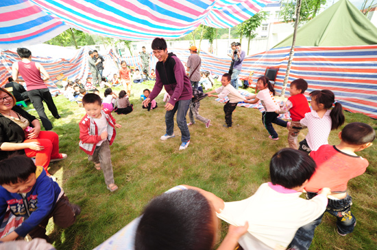灾区帐篷小学今开学 孩子们渴望重回教室