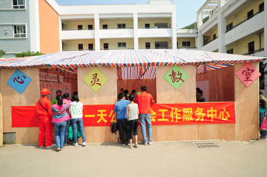 灾区帐篷小学今开学 孩子们渴望重回教室