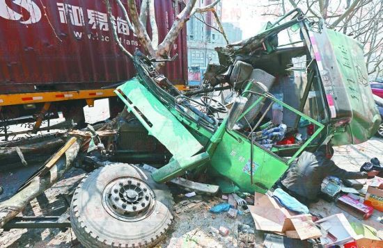 司机师傅从撞毁的驾驶室中抢救物品。记者 孟达 