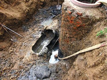 市民举报排污口 机器人上阵潜水探渗漏点