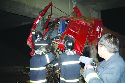货车遇车祸司机被困驾驶室