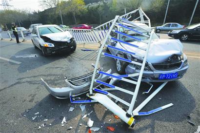 轿车冲向逆行道车头撞瘪 轿车冲向逆行道车头撞瘪